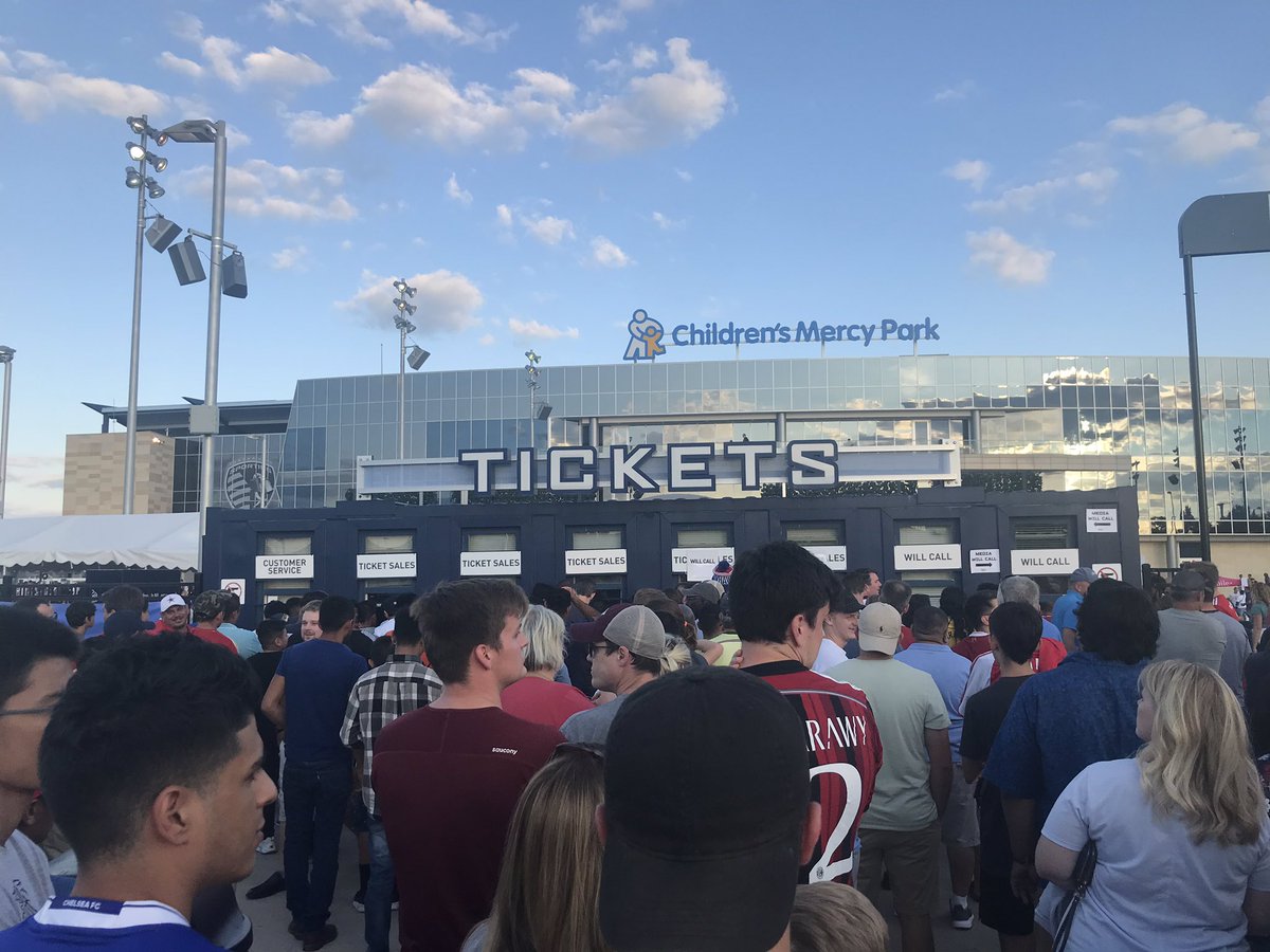 BrettModglin's tweet image. This is outside at Will Call.  Right now.  
Seems that getting here an hour early wasn’t enough.