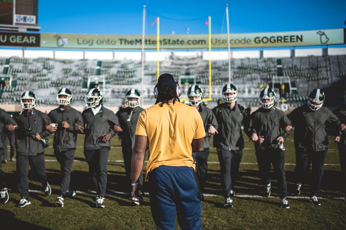 UMichFootball's tweet photo. Iconic. @_Dbush11

More Photos of the Year: https://t.co/AZhryjQtxb) 

#GoBlue 〽️🏈 https://t.co/51P70hE7sz