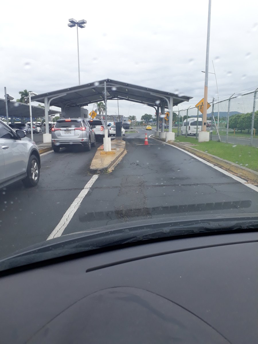 LoreCarga's tweet photo. Cuando van a solucionar este problema en la garita de estacionamiento @tocumenaero ? Eso es todos los dias si no es en la entrada, es en la salida y los millones que entran diarios y @NitoCortizo esto viene desde hace dias es la primera y ultima impresion que se lleva el tutista https://t.co/05KSYSaoy2