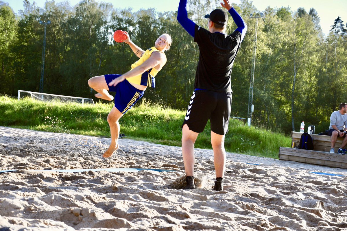 GoteborgBHC's tweet photo. Idag drog seniorerna igång igen efter ett långt landslagsuppehåll. I höst ska de flesta i truppen spela Champions Cup i Catania och World Beach Games i Qatar #beachhandboll #beachhandball #svenskamästare https://t.co/Z8k8tZu5Yw