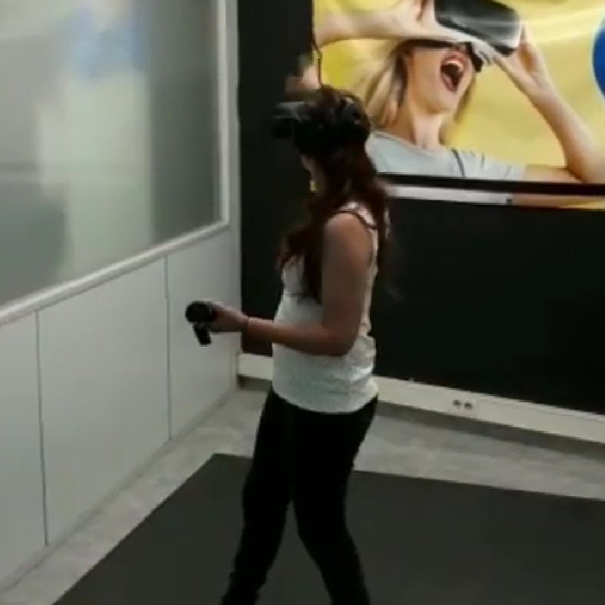 VR_Mollet's tweet photo. ¿Quieres ser un artista?,ven a jugar y a pintar con #paintbrush , @Vane_la_keka dice que repetirá #VR #Mollet #juegosdiferentes #usalaimaginacion  #dibuja3d  #3D #crea #realidadevirtual https://t.co/Ho5StPdeJi