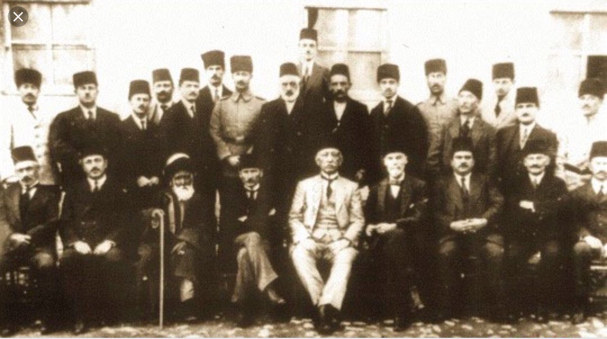 O gün kendisi için yakalama emri verilmesine rağmen Kazım Karabekir’in
Paşam,daha önce olduğu gibi,şimdi de kolordum ve ben emrinizdeyim demesi tarihi yeniden şekillendirmiştir
#ErzurumKongresi MustafaKemal’in ATATÜRK olduğu kongredir
Bu topraklara can verenleri minnetle anıyorum