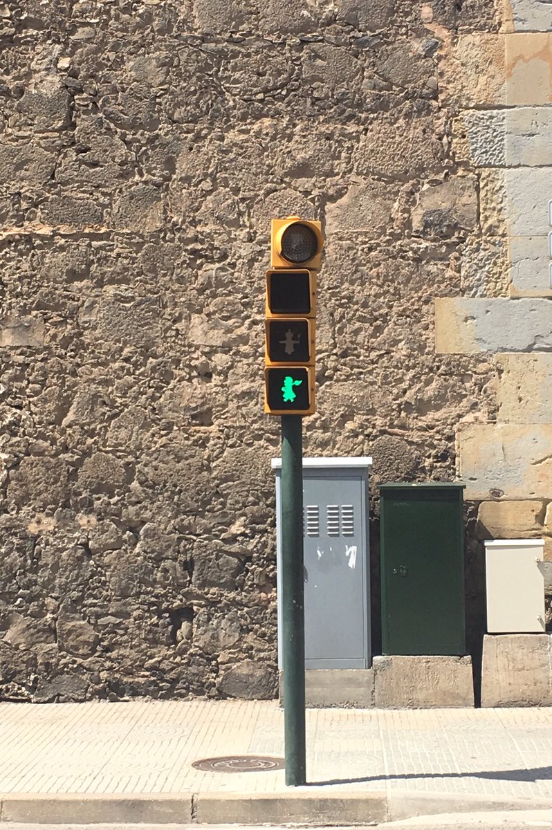 soclalight's tweet photo. Clauers amb el ninotet olotí dels semàfors, estil l’Ampelmann berlinès, ja. Si us plau.
#OlotRules https://t.co/xPaP565TtE