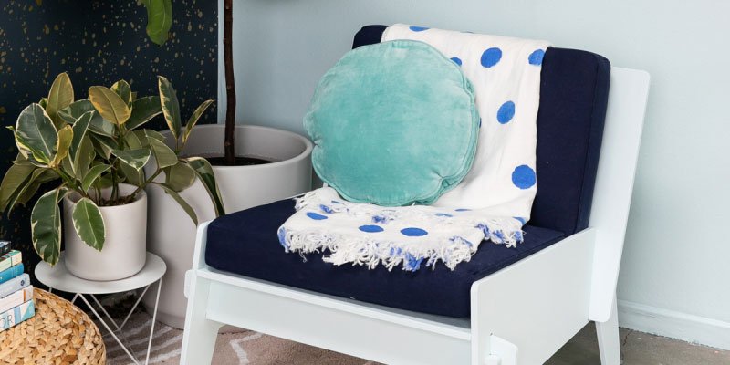 ohjoy's tweet photo. The chairs were originally plain wood, so we painted them the same color as the wall! This is a great way to tie in the decor with the space. https://t.co/BnEsnNCP5q #OhJoyColorAdventures https://t.co/DKuK1IrOnz