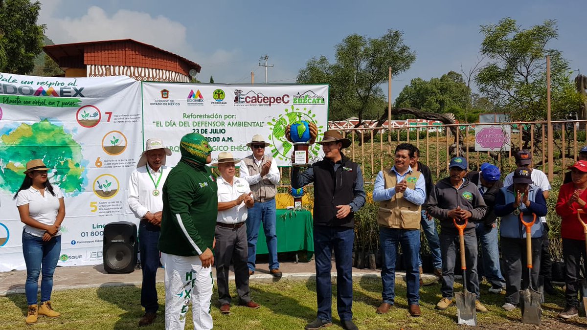 ecomandefensor's tweet photo. Un gran honor reconocer el gran trabajo realizado por @EdgarConzuelo al frente de @Probosque_ y reconocerlo. Como un Defensor del Medio Ambiente!!
Mi respeto y reconocimiento.
#siguelahuellaverde https://t.co/UsVamlOS43