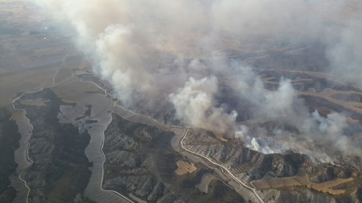 GobAragon's tweet photo. 🔥 El #IFPerdiguera y #Leciñena continúa activo. Actualmente trabajan 8 cuadrillas terrestres, 5 autobombas del @GobAragon y 5 de la @DPZaragoza. 2 cuadrillas helitransportadas, 1 sección de la @UMEgob, drones del @mapagob, 9 #APN, 1 puesto de mando avanzado y 3 #GADEX
¡Ánimo! https://t.co/emNcEoglCF