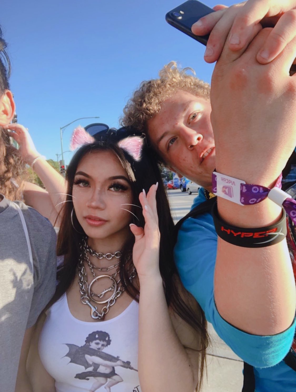 angelicatlol on X: there is like a foot difference between my shoulders  and everyone elses shoulders t.coEXAVBCpgmb  X