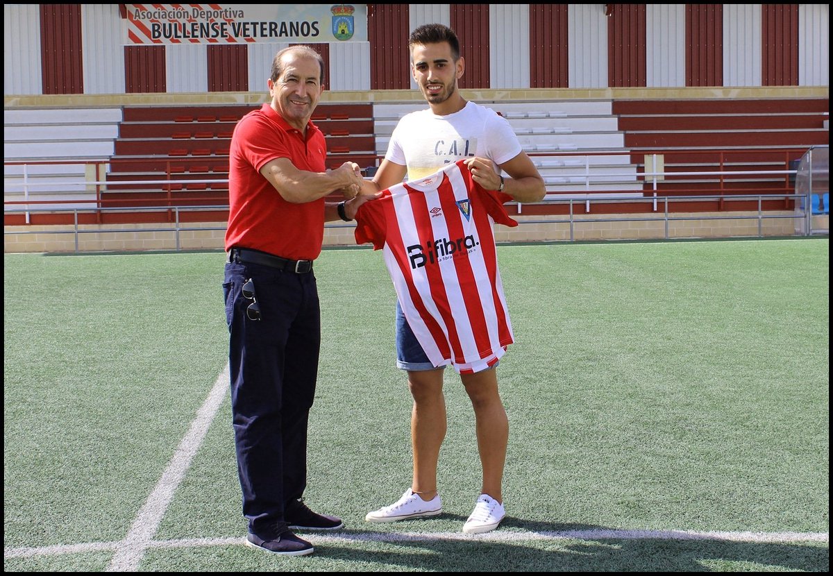 🇦🇹COMUNICADO OFICIAL🇦🇹

El Club Deportivo Bullense presentó ésta tarde a su última y flamante incorporación: Sergio Alcaráz.
El mediapunta de Mula, bien conocido en el Noroeste murciano, llega al club después de toda una vida en las filas del Muleño CF.
Éxitos Sergio!