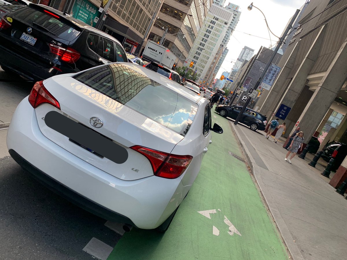 TPS_BikeHart's tweet photo. When the street your assigned for rush hour also has a cycle track 👀 this @Uber_Canada driver chose to pick up a passenger 1/2 in the live lane & 1/2 in the bike lane. Look at the grid lock of traffic at peak rush hour. About 10 cyclist rode by, too. $150 #bikeTO #KeepToMoving https://t.co/3wKuLDaPn9