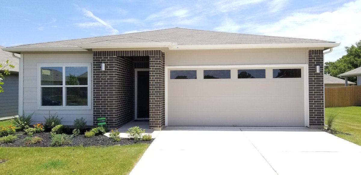 bhairya's tweet photo. Brand new single story 3 bed #home #forlease all appliances included. Community pool. #Pets ok. Close to #roundrockoutlets #westhaven #georgetown #TX #ForRent #realestate #austinrealestate #realtor #austinrealtor @ashrockrealty https://t.co/q7LKVHRyQL https://t.co/vhpCcoiJWr