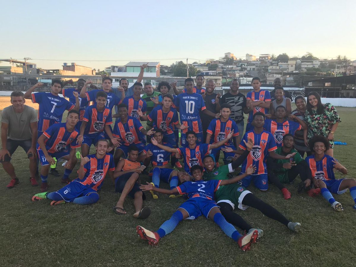 duquedecaxias's tweet photo. @oficialnifc Felicidade da garotada do #sub17 do Duque de Caxias! Agora é rumo à final da #CopaRVB! #VamosDuque #BaseDCFC https://t.co/xV3f7TNgYH