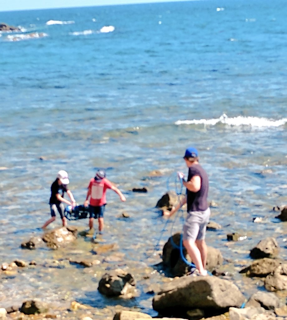 DrBrentFreeze's tweet photo. Deploying the ROV2 at White Point requires a lot of coordination between the launch team to avoid rocks, the pilot &amp; field crew that check out the batteries/electronic equipment beforehand. Good training in STEM &amp; teamwork w/ @Ecotone_AS @Blue_Linked @BlueRobotics @mecatronicaUSB https://t.co/ZGatZhoWdu