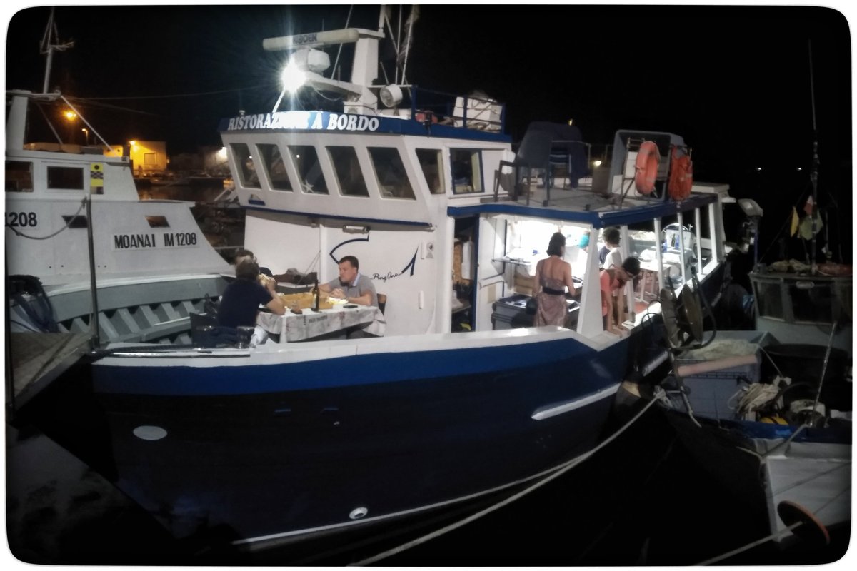 sister_magister's tweet photo. Mangiare pesce sulla barca che lo ha pescato. #PingOne https://t.co/0o7a8AUDKE