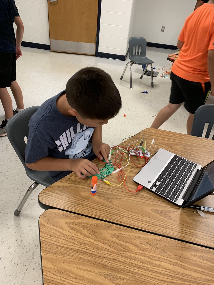 MsPeckham_LIB's tweet photo. Creating and testing interactive video game controllers with @makeymakey and @scratch So much creativity and thoughtful redesign! #STEMmerWeek https://t.co/XCfcZdyjxy
