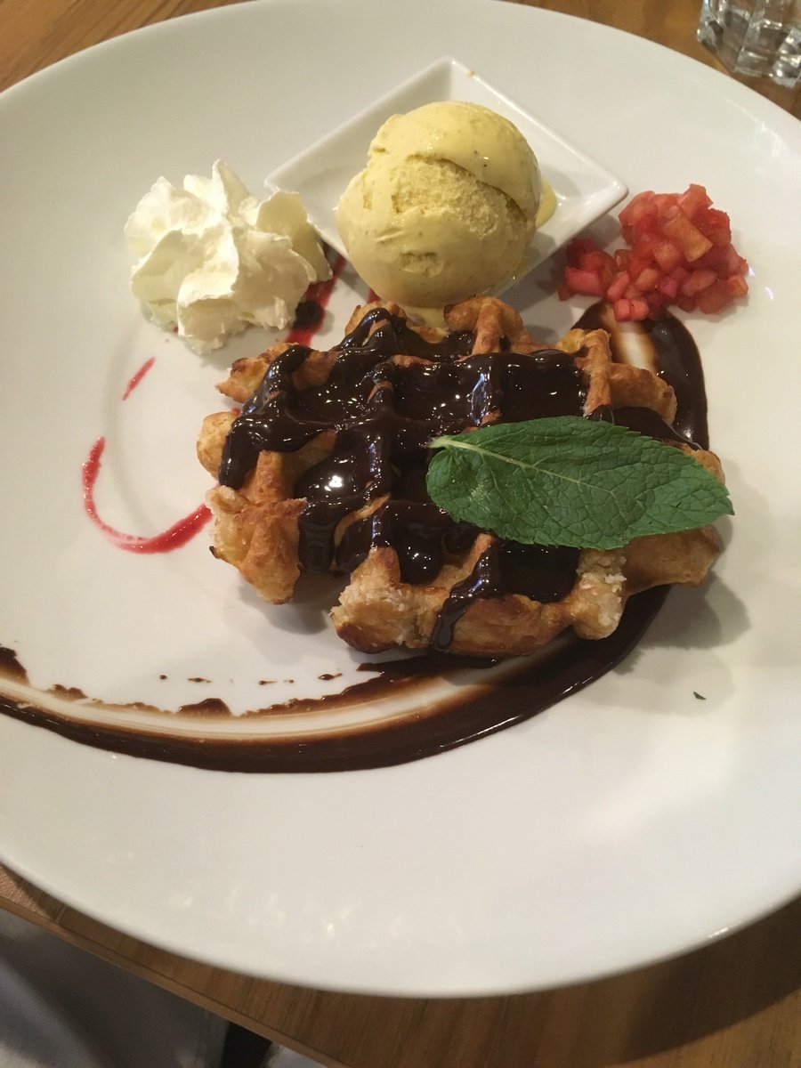 WebZenLyon's tweet photo. [TEAM] Petit craquage ... c'est le jour de la gauffre pour la team webzen ! 

#chocolat #gaufre #foodporn #food #lyon #agencelyon #agencedigitalelyon #agencedigitale https://t.co/s0k4SdhBiy