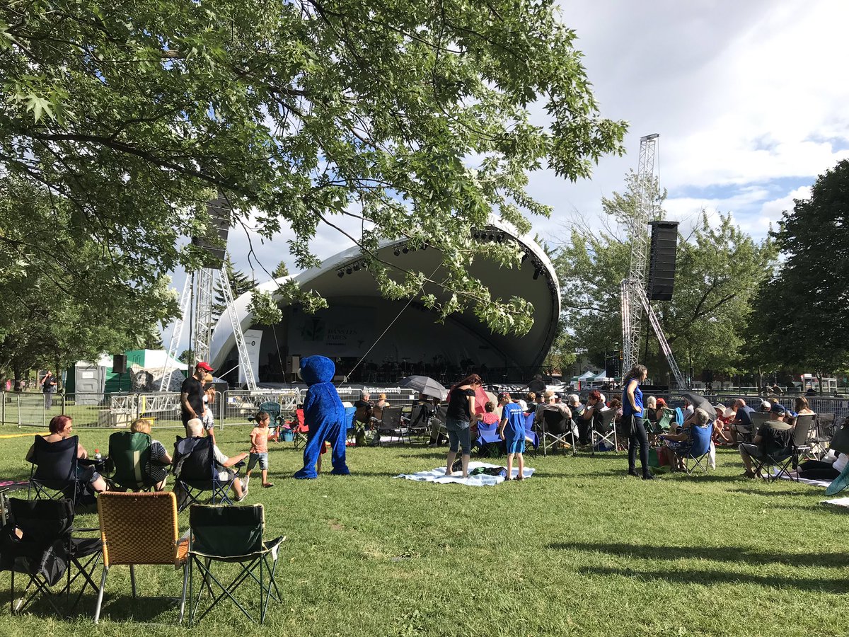 OSMconcerts's tweet photo. La tente est installée et le public arrive ! Ce soir, concert au parc Wilfrid Bastien de St-Léonard à 19:30 🎼 #osmparcs @ConseilArtsMtl @MTL_Ville https://t.co/fHTxg9drhy