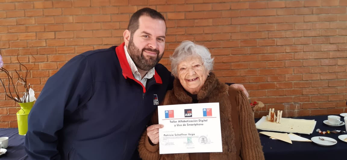 AIEP's tweet photo. ¡Abuelitos súper preparados!😎En #AIEPTalca hicimos cursos de prevención de riesgos, primeros auxilios, alfabetización digital y uso de smartphone a personas de la tercera edad ¡Nos gusta la idea de que nunca sea tarde para aprender! Mira las fotos. 🥰👇 https://t.co/oYEdXAIs27
