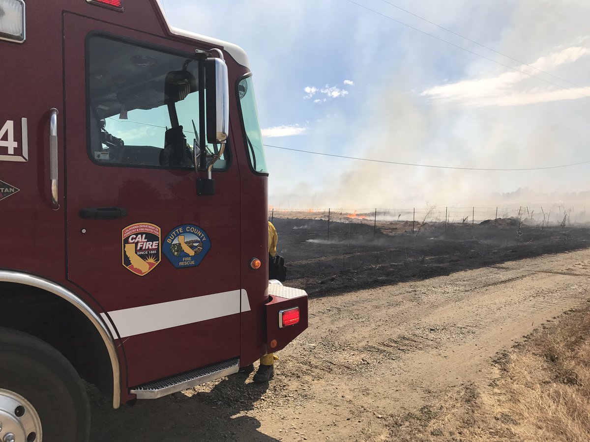 CALFIRE_ButteCo's tweet photo. #Momsfire [update], firefighters are making good progress, fire is still holding at approximately 5 acres. No structures have been involved. @OrovilleFire https://t.co/yppTMc7EfX