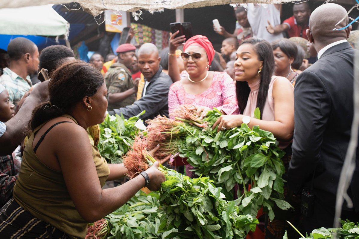DeniseNyakeru's tweet photo. Heureuse d'avoir pu rencontrer mes sœurs, grandes-soeurs, mamans, "des Femmes fortes" cet avant-midi au marché Zigida. Ces femmes entreprenantes, qui non sans peine tiennent notre communauté, méritent notre admiration et nos encouragements. Ensemble, #PlusFortes. 

#RDC #RDCongo https://t.co/xOUyM3J38D
