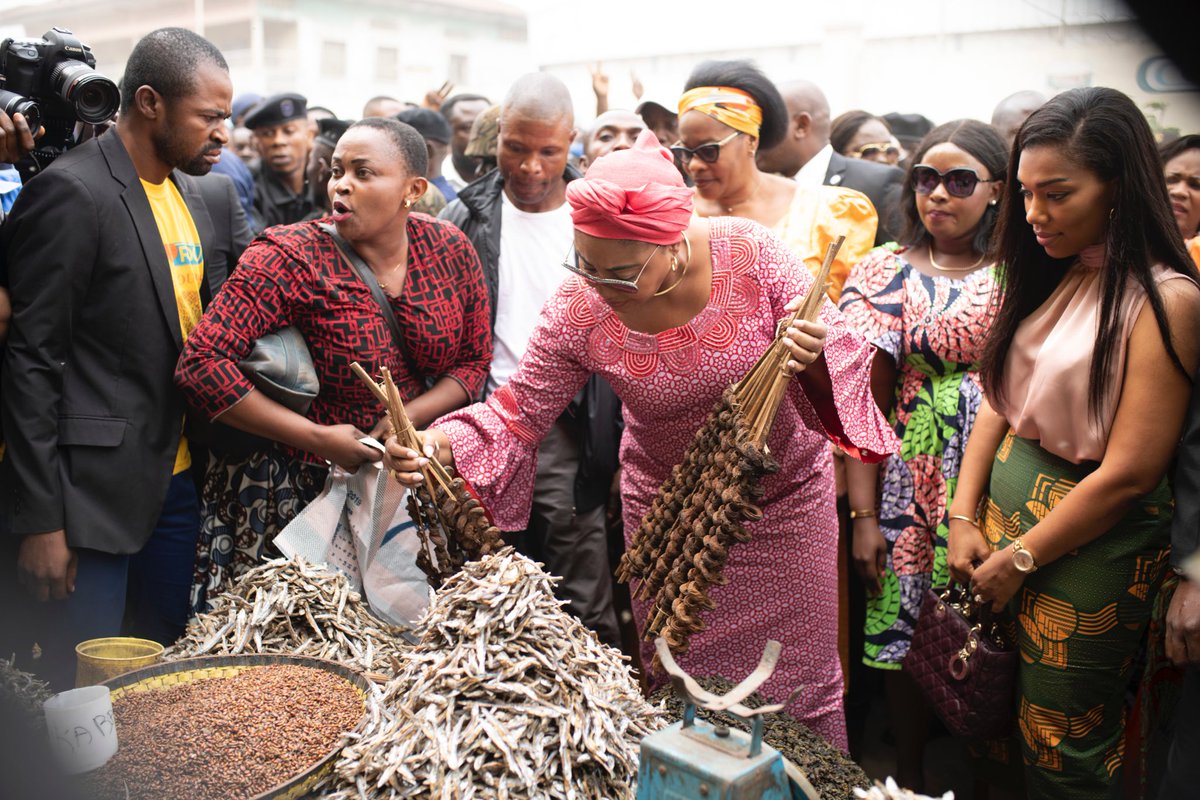 DeniseNyakeru's tweet photo. Heureuse d'avoir pu rencontrer mes sœurs, grandes-soeurs, mamans, "des Femmes fortes" cet avant-midi au marché Zigida. Ces femmes entreprenantes, qui non sans peine tiennent notre communauté, méritent notre admiration et nos encouragements. Ensemble, #PlusFortes. 

#RDC #RDCongo https://t.co/xOUyM3J38D