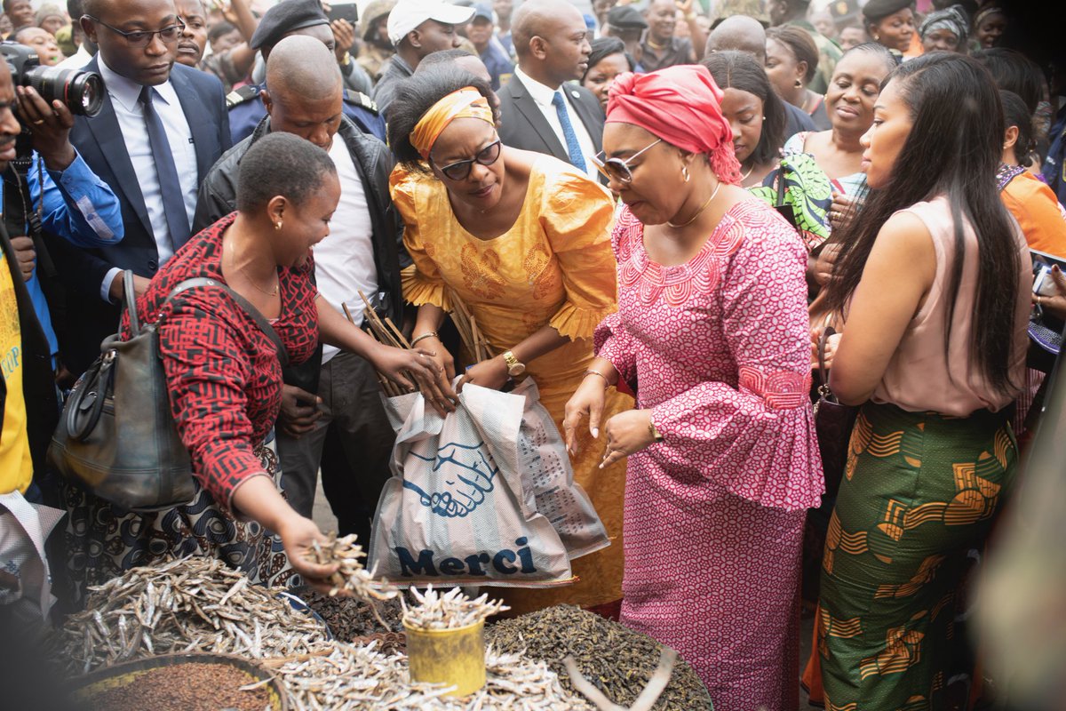 DeniseNyakeru's tweet photo. Heureuse d'avoir pu rencontrer mes sœurs, grandes-soeurs, mamans, "des Femmes fortes" cet avant-midi au marché Zigida. Ces femmes entreprenantes, qui non sans peine tiennent notre communauté, méritent notre admiration et nos encouragements. Ensemble, #PlusFortes. 

#RDC #RDCongo https://t.co/xOUyM3J38D