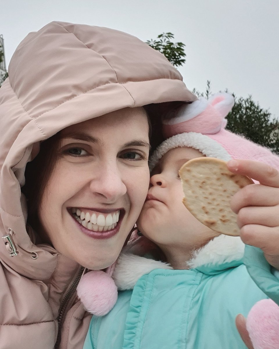EmiliaDrago's tweet photo. Luna, la galleta, el frío y mis dientes 😬.
#martes #BabyMoon #mama #hija #LunaLD https://t.co/Cw7vclHKAC