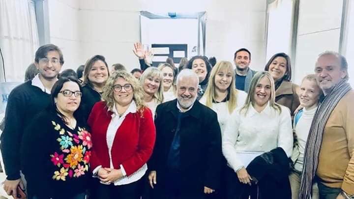 pschiuma's tweet photo. En el 2015 en Pehuajó,Chivilcoy, Casares,Alberti,9 de Julio,Bragado e Yrigoyen tenían solo 3473 adultos estudiando en sus ciudades. 3 años y medio después este equipo logró que 9740 jóvenes y adultos volvieran a estudiar #DatosNoOpiniones @mariuvidal @gzinny @sergesiciliano https://t.co/mcwAoaDw3Z