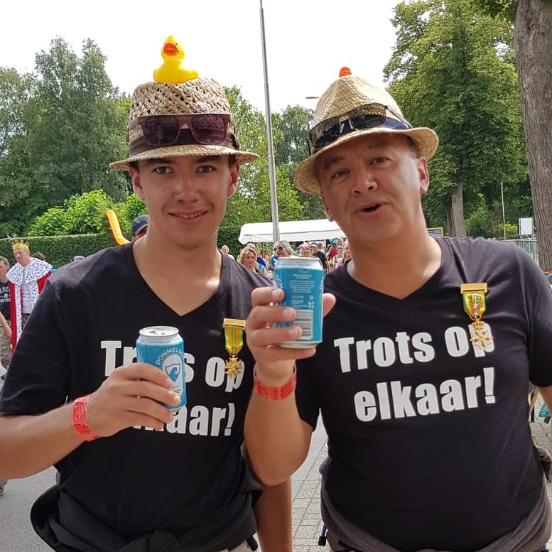 OutraVezSamba's tweet photo. Ze zijn binnen!
#nijmegenmarches 
#vierdaagse 
#fatherandson 
#musicians 
@OutraVezSamba @ArnhemBand https://t.co/jAFSJHuTUB