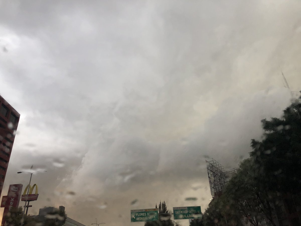 ChaacTlaloc's tweet photo. La gran tormenta en la cdmx momentos antes de su inicio con tonalidades naranjas https://t.co/nq6BvsUYE9