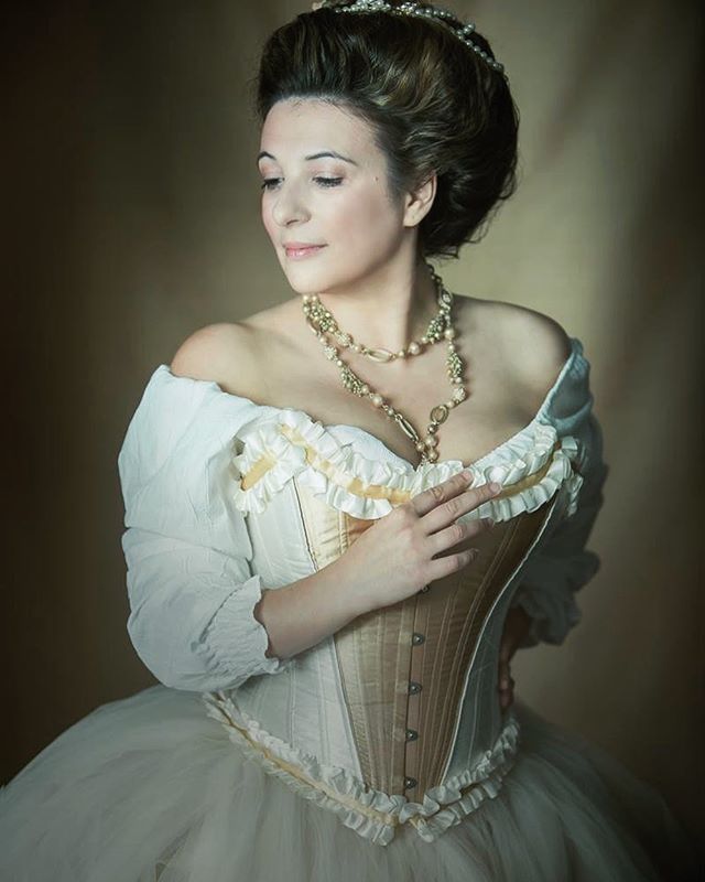 TatianaLumiere_'s tweet photo. Most amazing hands... channeling medieval grace. ❤️ #portraitphotography #portrait #fantasyportrait #tatianalumiere #mainline #mainlinestyle #philly #phillystyle #victorian #victorianfashion #beautyphotography #beauty #marieantoinette #highupdo https://t.co/yWdH7QEBAB