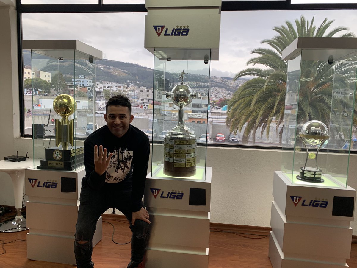LDU_Oficial's tweet photo. El @TacaBielerSKC no se quiere perder el partido de hoy, está en el #RodrigoPaz gracias a la autorización de @IDV_EC, porque hoy nuevamente ¡Va por ti Ecuador! #LDUvsOLI #CONMEBOLLibertadores https://t.co/meovaVa2rU