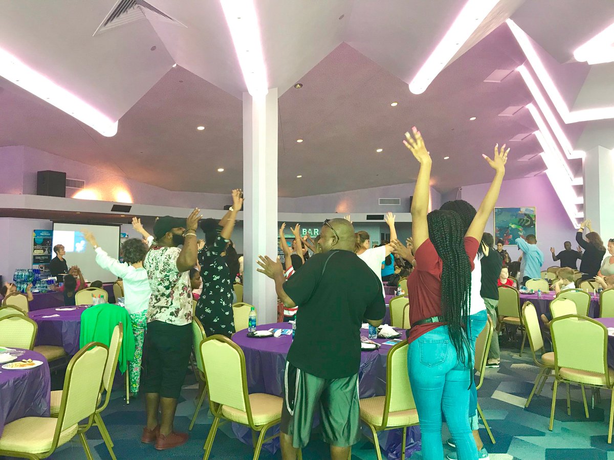 Luceroguzmann4's tweet photo. Family Literacy Night! Families are enjoying using movement and art to bring reading to life. Happy to be sharing @SuncoastCGLR @LeerPara3ro @readingby3rd @joinvroom. #GLReading https://t.co/inCubvgbIg