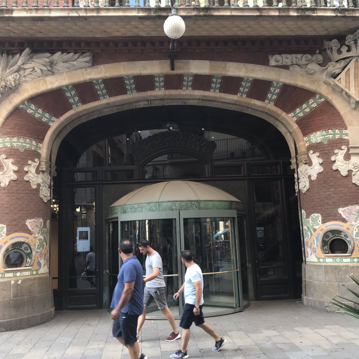 hostalinbcn's tweet photo. Modernismo en su Máximo esplendor #Barcelona #modernismo #Palaudelamusica #Rutacultural #arquitectura #travel #TravelTuesday #viajar #wednesday https://t.co/P1iU2vC0r8