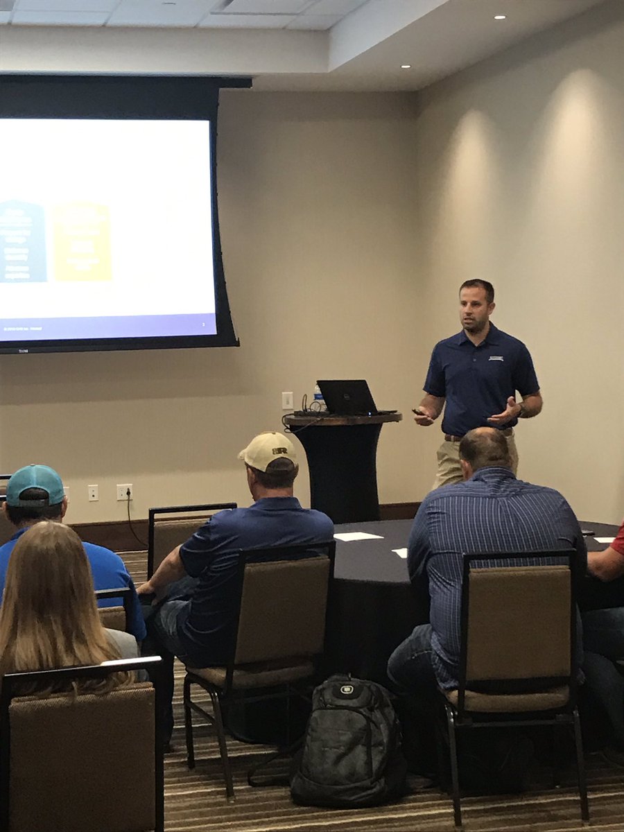 scottmanwarren's tweet photo. Trevor Varilek presenting, positioning, and bringing more value to our customers using Agellum. โThe Agellum opportunity for our customers is significantโ. #Agellum @CHSAgronomy @AllegiantSeed #AllegiantSeed @TVarilek https://t.co/AszN9H9jl6