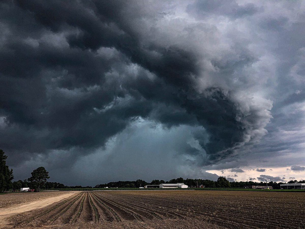 cghines's tweet photo. @wralweather @WRAL The sky this afternoon https://t.co/IR39ankjP9