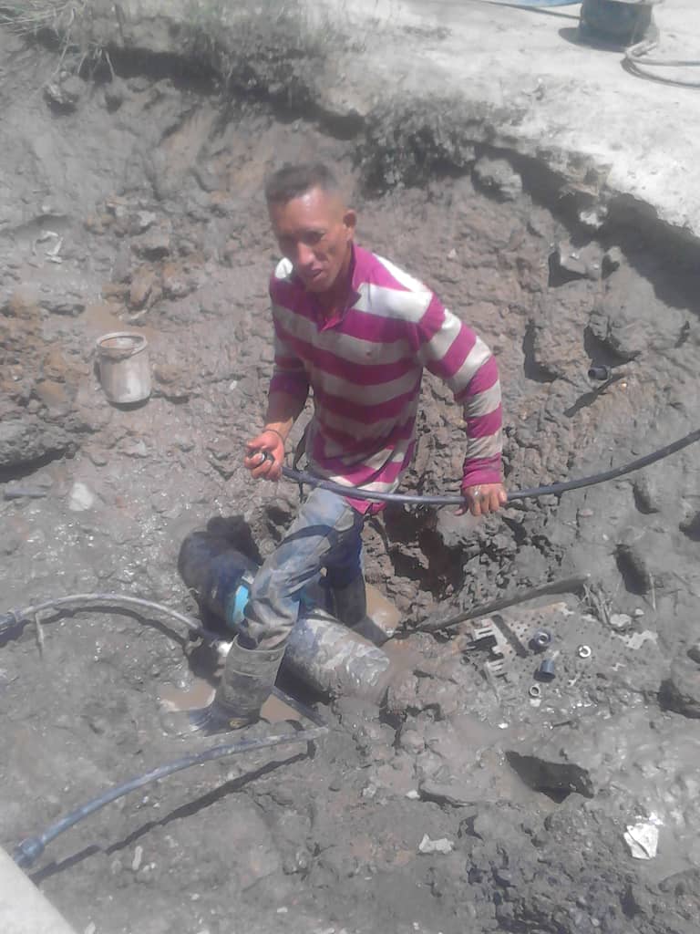 Hidrocentro2011's tweet photo. #23Jul| Se realizaron trabajos en sistemas de distribución de agua potable, en el sector 1 de Mayo. Se instalaron 4 abrazaderas de incorporación de 8" X 1/2" ademas fueron reacondicionadas de 8 tomas domiciliarias. En trabajo articulado con la alcaldia de Guacara #MinAguas #MPPAA https://t.co/adcxuAd1bV