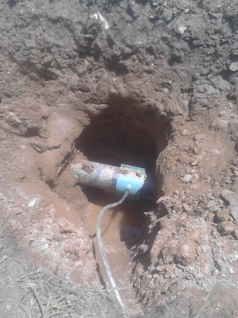 Hidrocentro2011's tweet photo. #23Jul| Se realizaron trabajos en sistemas de distribución de agua potable, en el sector 1 de Mayo. Se instalaron 4 abrazaderas de incorporación de 8" X 1/2" ademas fueron reacondicionadas de 8 tomas domiciliarias. En trabajo articulado con la alcaldia de Guacara #MinAguas #MPPAA https://t.co/adcxuAd1bV