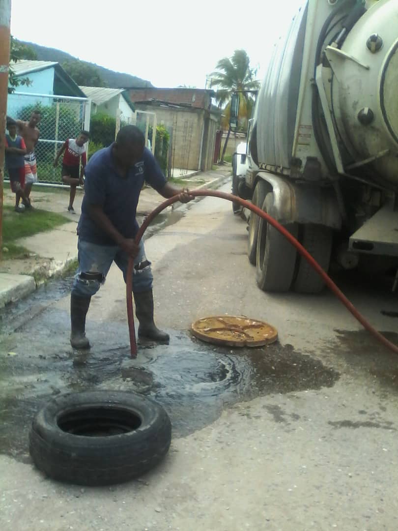 Hidrocentro2011's tweet photo. #23Jul| Se realizaron trabajos en sistemas de distribución de agua potable, en el sector 1 de Mayo. Se instalaron 4 abrazaderas de incorporación de 8" X 1/2" ademas fueron reacondicionadas de 8 tomas domiciliarias. En trabajo articulado con la alcaldia de Guacara #MinAguas #MPPAA https://t.co/adcxuAd1bV