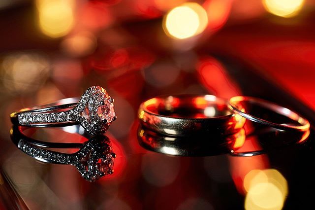 perry_wes's tweet image. A little bling for your evening ✨
I just delivered their photos a few minutes ago. 🥳 .
.
.
#weddingbling #rings #weddingrings #engagementrings #diamondring #macro #meetthepecks #sonyalpha #alphacollective #bealpha #captureone @sonyalpha #90mm #sonya9… ift.tt/2GqUvGz