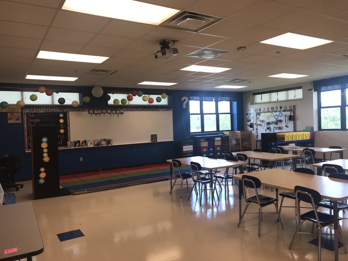 KellyJCarey's tweet image. Here is before and after today. I’m ready. Send the kids. Not really sure what I’ll do about that desk on it’s side though. Always wanted a standing desk, maybe this is it! 😂 #azkstem