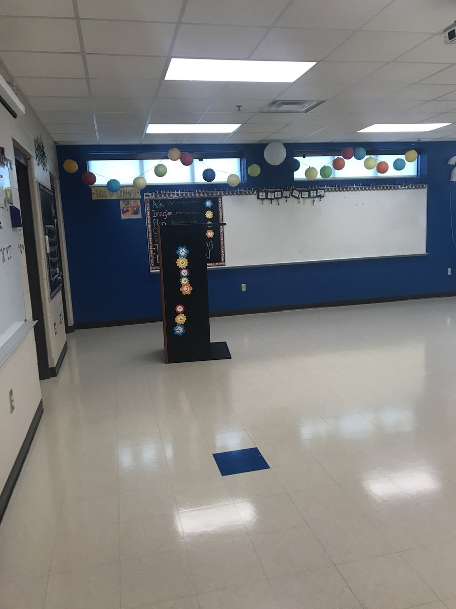 KellyJCarey's tweet image. Here is before and after today. I’m ready. Send the kids. Not really sure what I’ll do about that desk on it’s side though. Always wanted a standing desk, maybe this is it! 😂 #azkstem