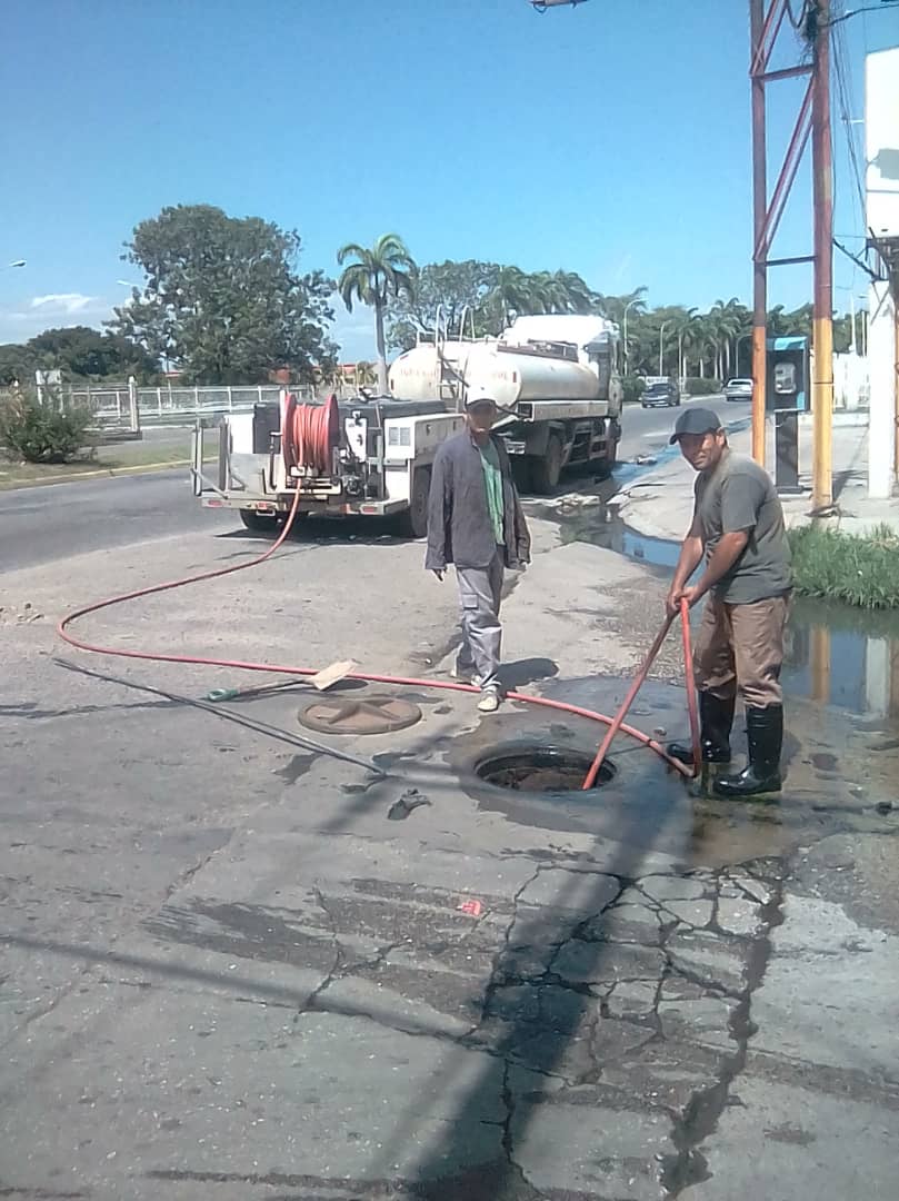 Hidrocentro2011's tweet photo. #23Jul| Estuvimos en el municipio Diego Ibarra donde se realizó mantenimiento en los sistemas de recolección Carretera Nacional Mariara-San Joaquín, frente a lámparas Mariara. Se realizó limpieza de dos tramos de colector. #Carabobo #MinAguas #MPPAA https://t.co/FHK87m6rNM