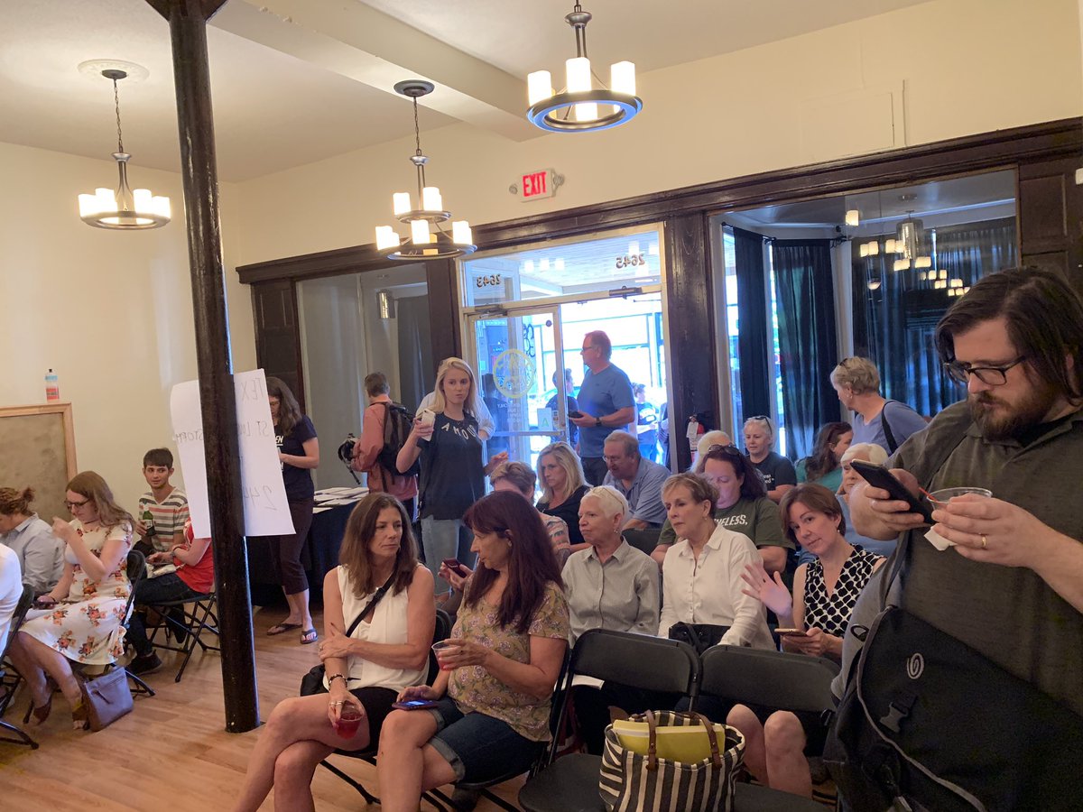 MeganEllyia's tweet photo. HUGE turnout for #stl Barnstorm with @TeamWarren to elect @ewarren #Warren2020 https://t.co/roeGjJiiUc