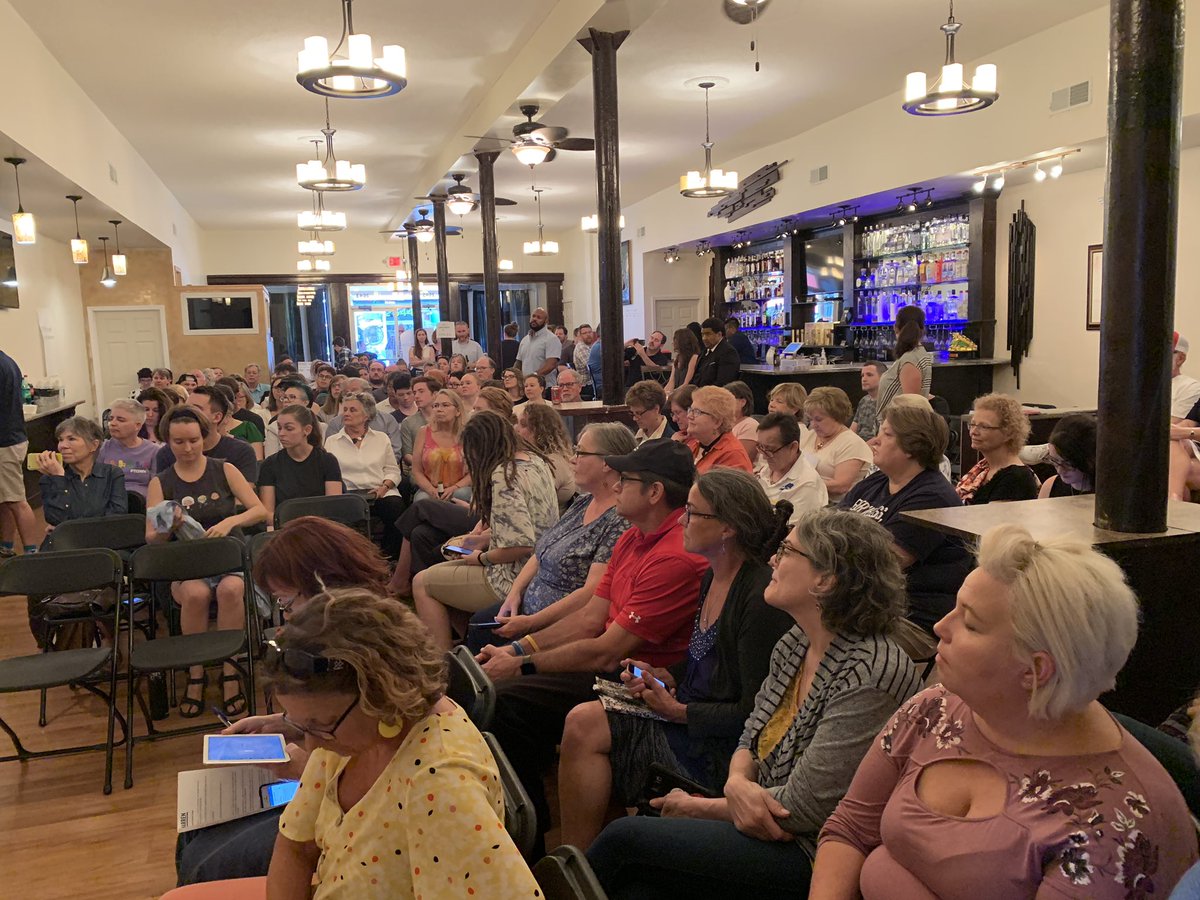 MeganEllyia's tweet photo. HUGE turnout for #stl Barnstorm with @TeamWarren to elect @ewarren #Warren2020 https://t.co/roeGjJiiUc