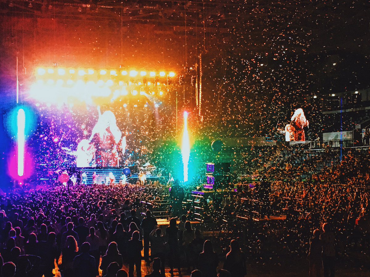 La______Ra's tweet photo. @xtina your voice is awesome! Always dreamt to hear you live! Thanks for such a gift for my birthday today👏🏽👏🏽👏🏽

#XTina #TheXTour #ChristinaAguilera https://t.co/cHS7zN1BT6