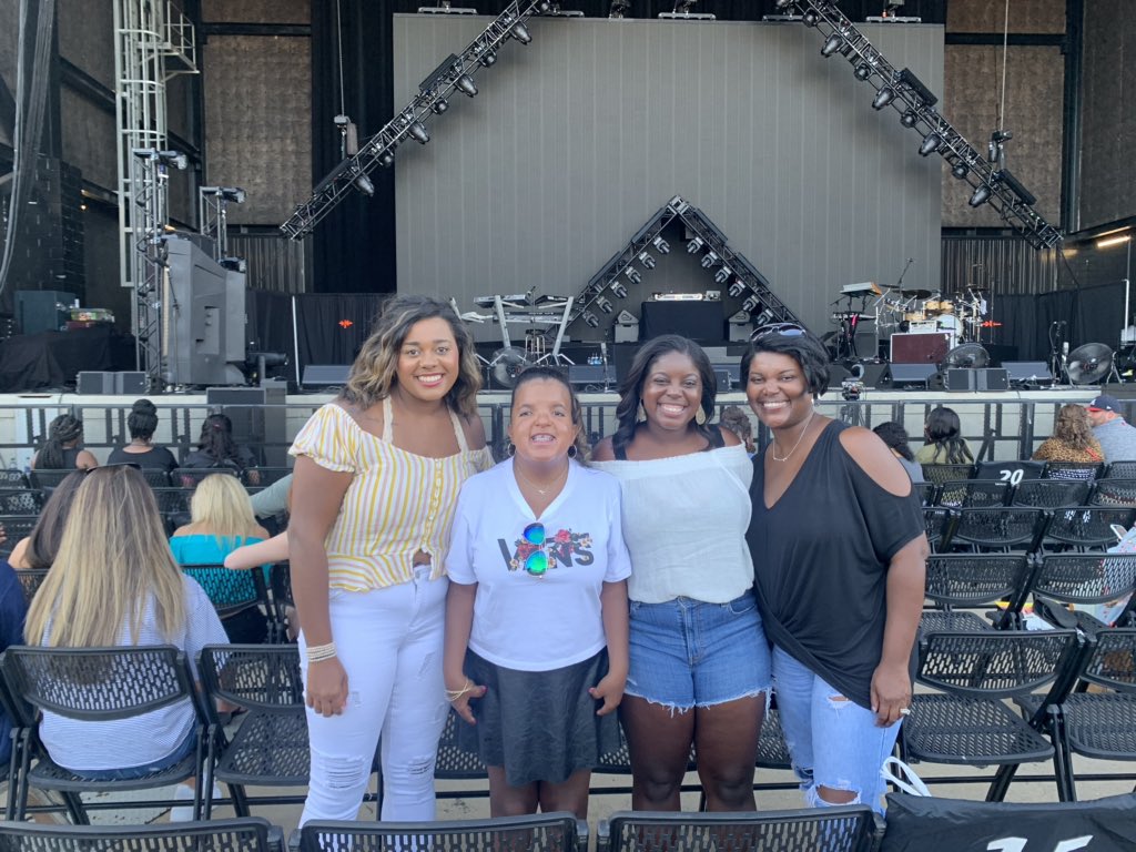 katnicmoore's tweet photo. @official_flo @Nelly_Mo @OfficialTLC 15 minutes away &amp; we’re pumped! Pull my sweet sister, Ashanti, up!!! 💕💕 https://t.co/i1T8io7aVT