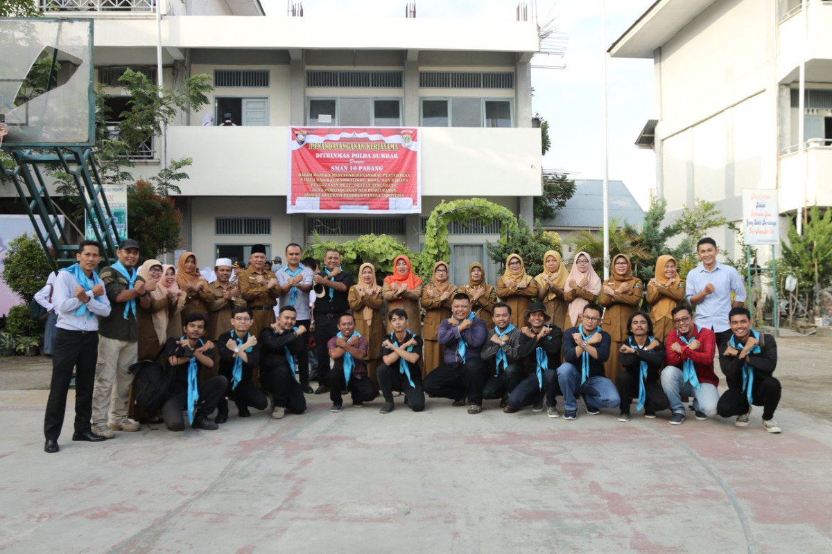 Pagi gengs, ini foto setelah menghadiri upacara bendera dan silaturrahim dengan guru² kita di <a href="/SmantenPadang/">SMAN 10 Padang</a> Senin, 22 Juli 2019. #YukMasukRinjani