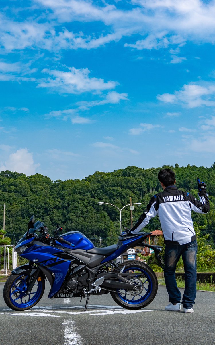 24_n0r1's tweet photo. 本日でYZF-R3を納車してちょうど1年が経ちました😳

バイク欲しくて、4年試行錯誤して、去年突発的に買いに行った相棒ですがほんま買って良かった😆✨

夏はいい思い出作るぜっ✌️

(どこかで撮りたかったけど、職場の交差点ど真ん中で撮りました(笑))

#Yzfr3 
#YAMAHAが美しい https://t.co/RmpMcLRkgX