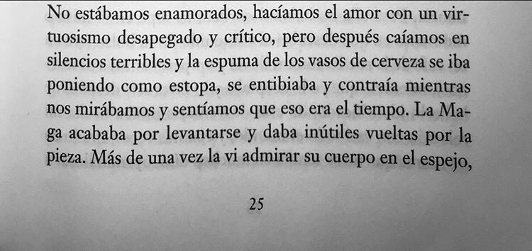 Cementedelibros's tweet photo. “No estabamos enamorados. Haciamos el amor con un virtuosismo desapegado y crítico, pero despues caimos en silencios terribles”
Libro: Rayuela
Autor: Julio Cortázar
#cementeriodelibros https://t.co/oPVkrLjdBn