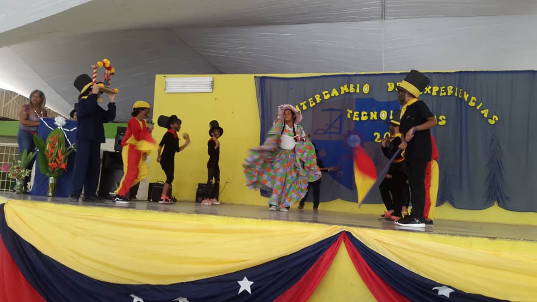 fbitanzoategui's tweet photo. Con Bailes Tradicionales y Obras Teatrales Presentados por Nuestros Estudiantes! Iniciamos Nuestro Intercambio de Experiencias Tecnologicas 2019, desde la ETIR Simon Rodriguez Municipio Sotillo https://t.co/hZUmTDRqGE
